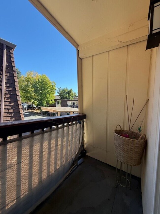Building Photo - Bright & Airy 2-Bedroom Condo in Moraga, F...
