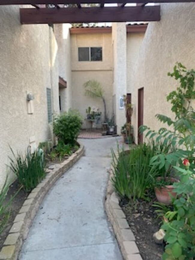 Building Photo - 2 Bedroom 1 Story Town Home