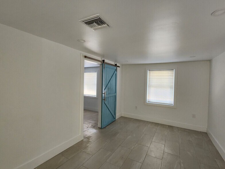 Building Photo - Coastal Charm Awaits in Bonita Springs