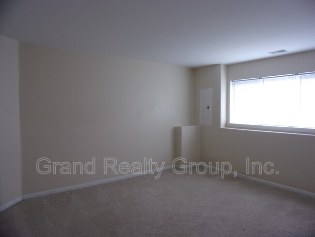 Building Photo - 652 S Rosehall Ln