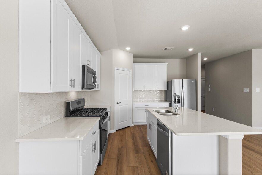 Building Photo - 6649 Valley Lake Ln