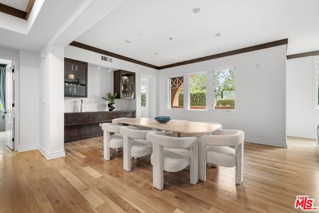 Building Photo - 6241 Crescent Park W