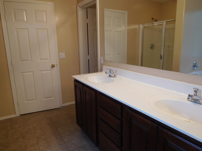 Building Photo - Coming soon!! Huge 2700 SFT, Golf-view Com...