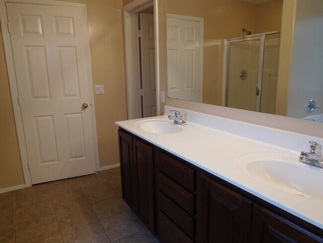 Building Photo - Huge 2700 SFT, Golf-view Community in Villages at Queen Creek!
