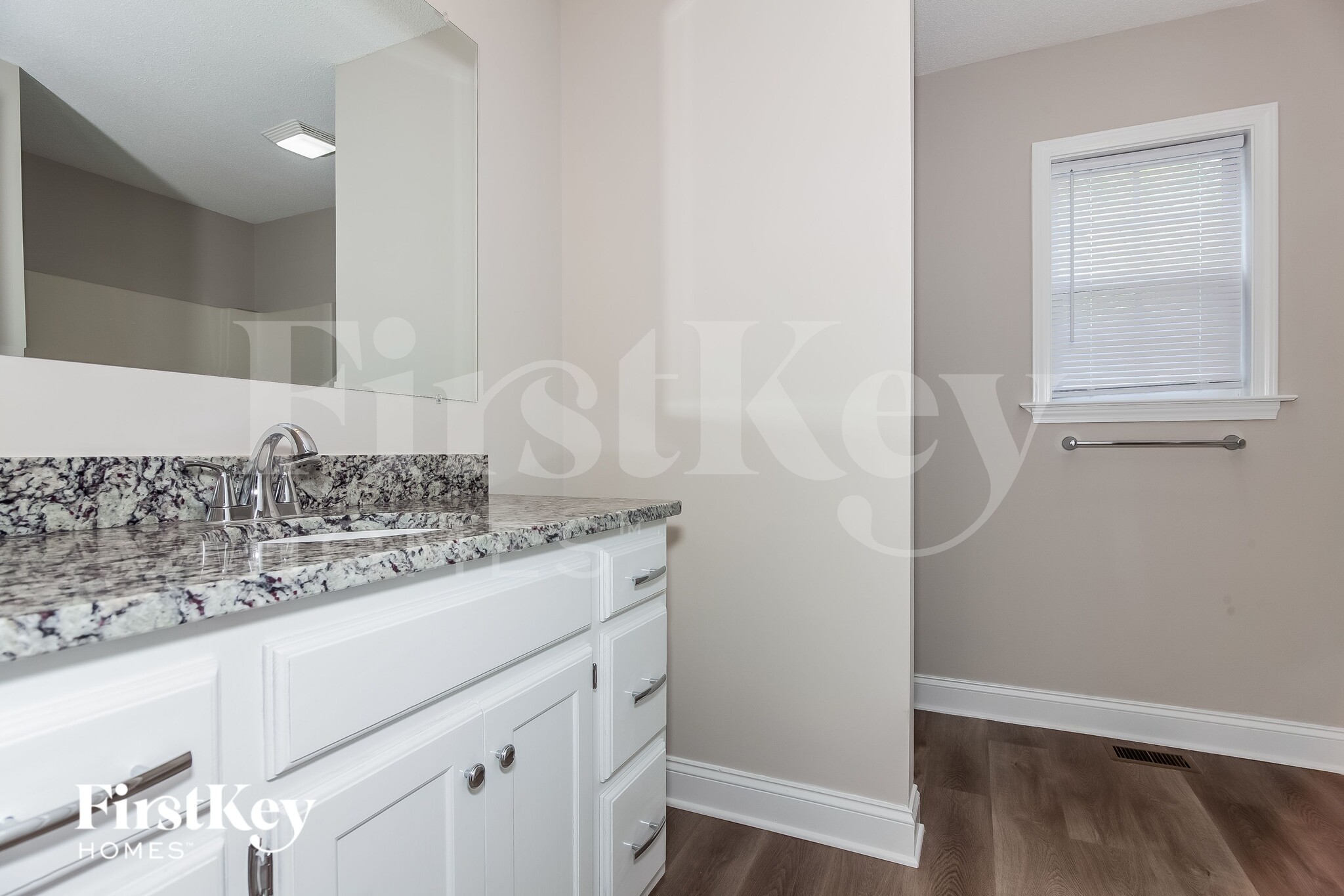 Building Photo - 5327 Oaktree Dr