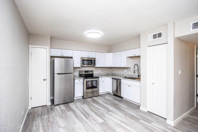 Building Photo - 720 S Dobson Rd