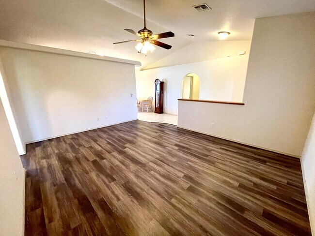 Building Photo - 3 Bedroom Home in Great Neighborhood!