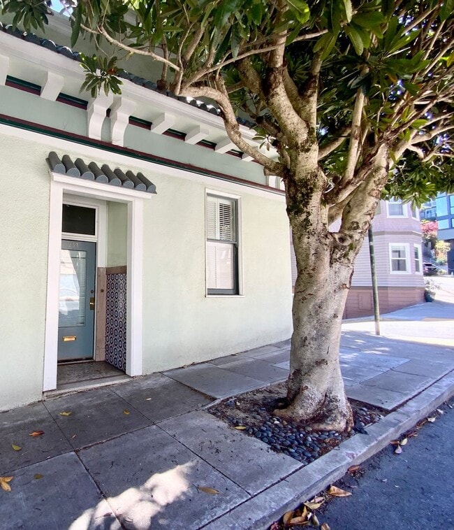 Building Photo - 1BR W/ Large Private Basement Space! HARDWOOD! LAUNDRY ON-SITE!