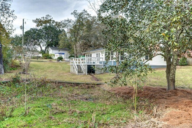 Building Photo - 1045 Riverview Dr