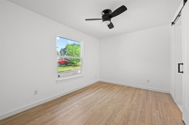 Building Photo - 2313 Lakehurst Dr