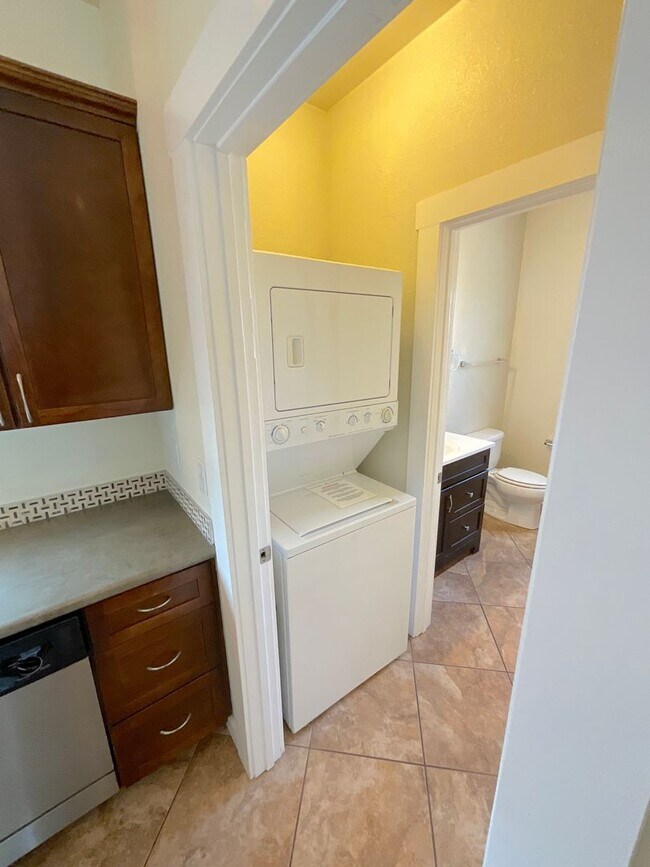 Building Photo - 2 Bedroom Home Available Near Pikes Peak Ave & S Institute St!