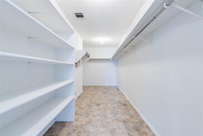 Building Photo - 17924 Narsitin Ln