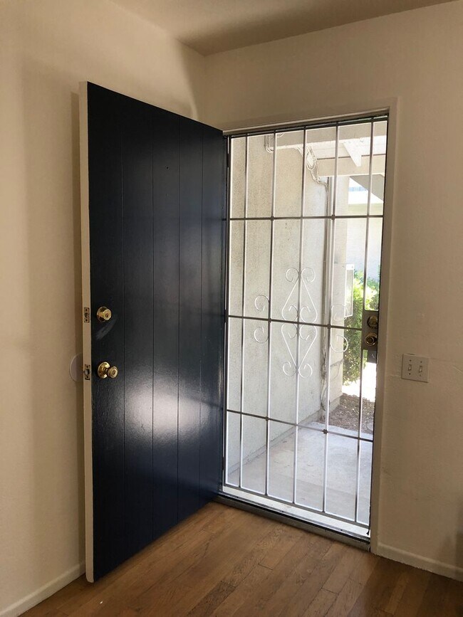 Building Photo - Santa Ana townhome style.  2 bed, 1 1/2 ba...