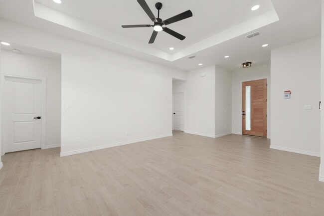 Building Photo - 111 Hope Dr