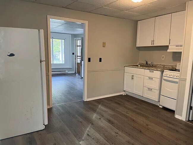 Building Photo - 627 Main St