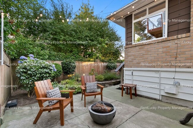 Building Photo - Charming Magnolia Home with Sunny Deck & F...