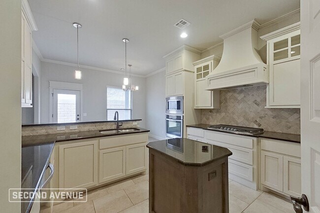 Building Photo - LIMITED TIME: $998 off second month’s rent...