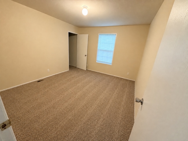 Building Photo - 504 Pettycoat Ln