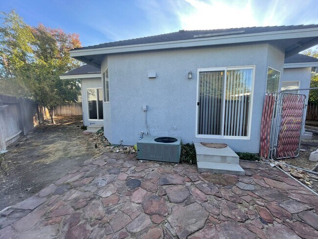 Building Photo - Nice single story, 3 bedroom, 2 bath plus 2 car garage home