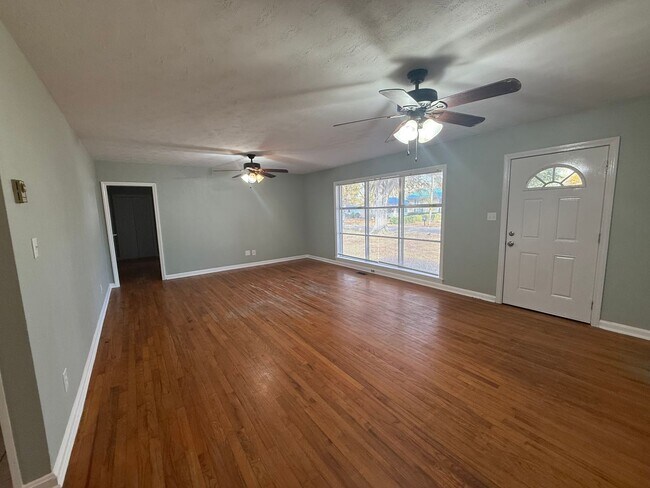 Building Photo - Freshly Updated 3 Bedroom 1 Bathroom Home in Decatur!