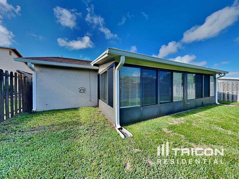 Building Photo - 4005 Cypress Landing S