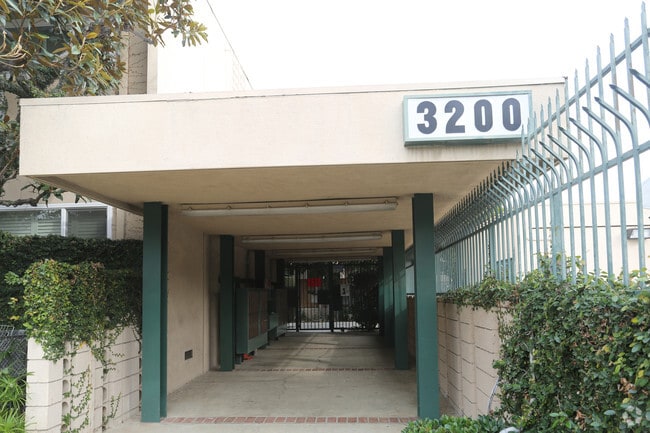 Building Photo - Queensland Manor North