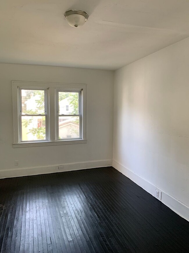 Building Photo - 4 Bedroom Single Family House