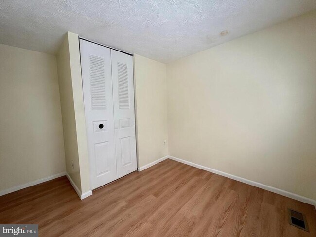 Building Photo - 8112 Parkdale Ct