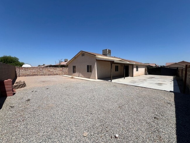 Building Photo - 3 BEDROOM HOME NEAR THE FOOTHILLS!