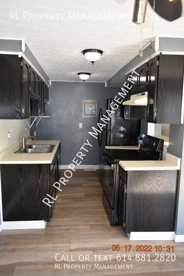 Building Photo - Cozy 2 Bedroom 1 Bathroom 2nd Floor Condo ...