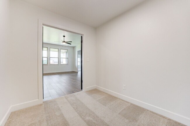 Building Photo - Brand New Home In Mustang!