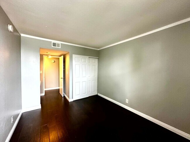 Building Photo - ***MOVE-IN SPECIAL 2 WEEKS FREE RENT***Spa...