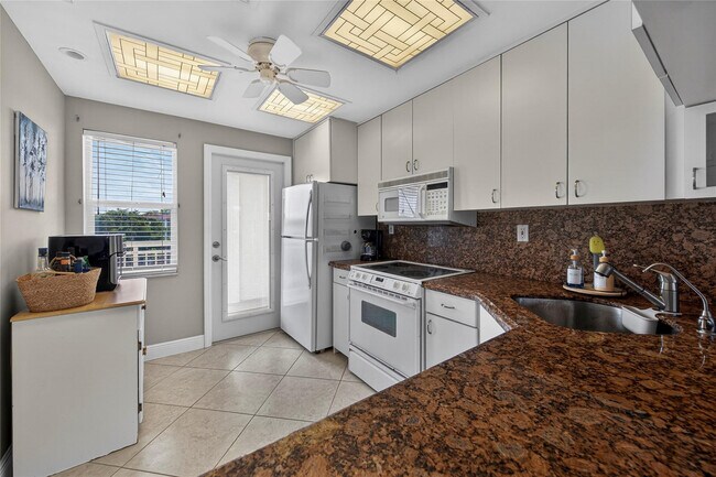 Building Photo - 3180 NE 48th Ct