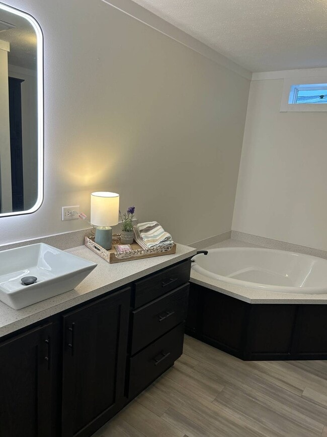 Building Photo - 5222 Greenwich Rd