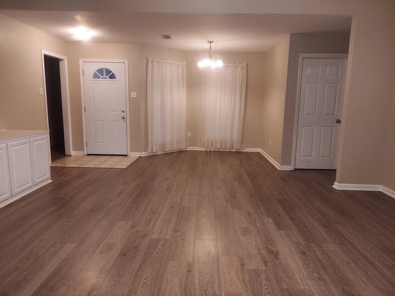 Building Photo - 36044 Raleigh Dr