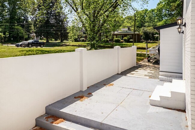 Building Photo - Sheek Updated Home With Pool!