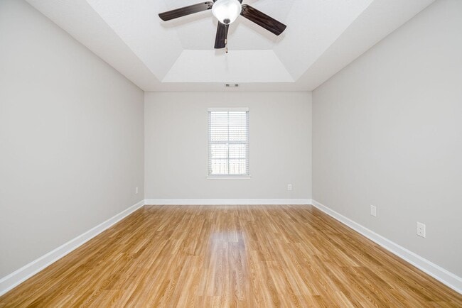 Building Photo - 304 York Ln