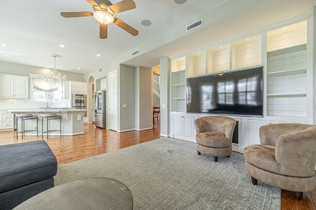 Building Photo - Refined Living in the Heart of Valencia