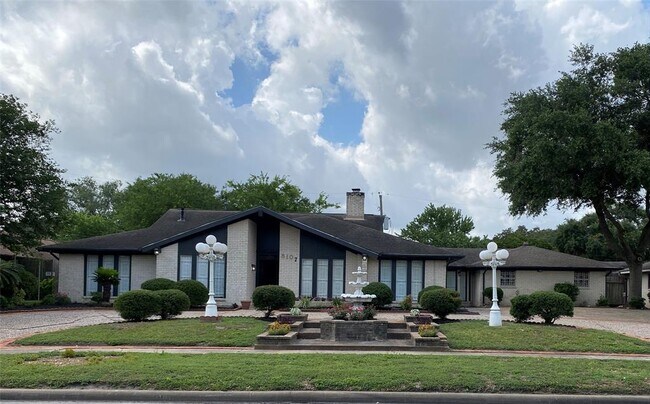 Primary Photo - 8107 S Braeswood Blvd