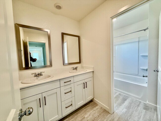 Building Photo - HALP off first months rent!!!!!