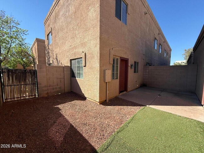 Building Photo - 2834 E Tracy Ln