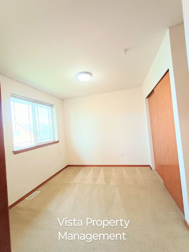 Building Photo - 2 Bedroom 2.5 bath BIG Townhouse with garage - minutes from JBLM East Gate