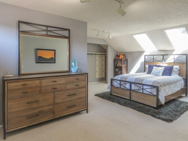 Building Photo - 4 Bedroom Tualatin Home Available - Inquir...