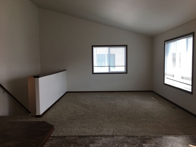 Building Photo - 3 Bed 3 Bath Twin Home