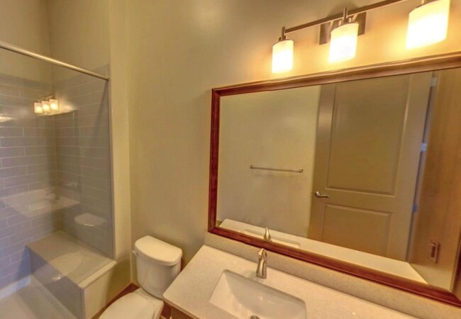 Building Photo - 10402 Town and Country Way