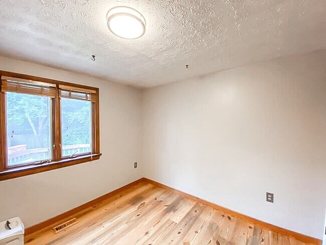 Building Photo - Charming 2-Level, 3 Bed 2 Bath Home In Much Sought After Chalet Woods Location