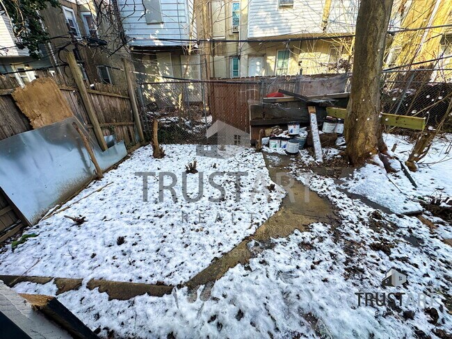 Building Photo - 5013 Parrish St