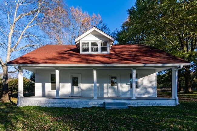 Primary Photo - G TEAM - FOR LEASE - Quaint, Private Farmhouse