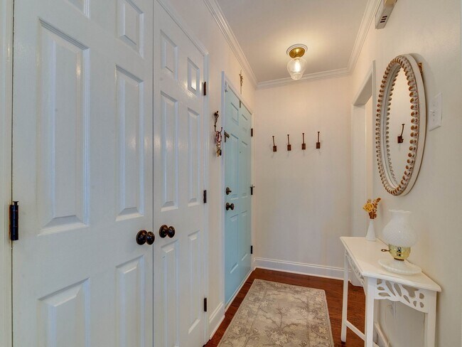 Building Photo - A picture perfect cottage home ready for you with community pool!