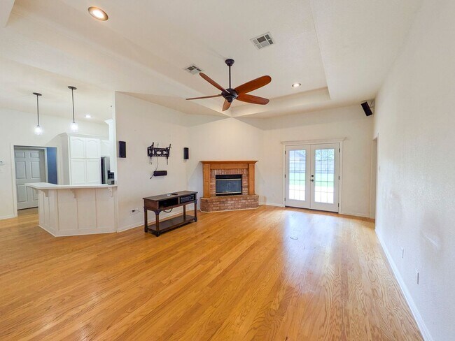 Building Photo - 7647 Rosewood Dr